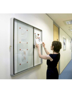 VITRINA NOBO MAGNÉTICA 972x100x54cm PUERTAS CORREDERAS 2